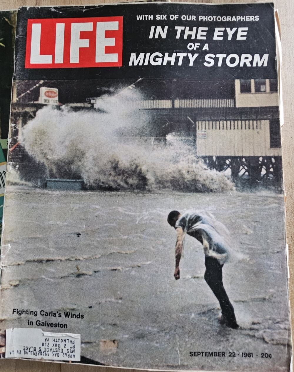 VTG Life Magazine September 22, 1961 Hurricane Carla in Galveston